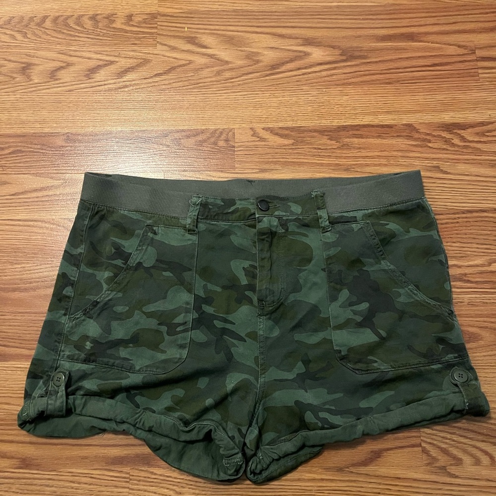 Knox Rose Green  Shorts with Camouflage Pattern